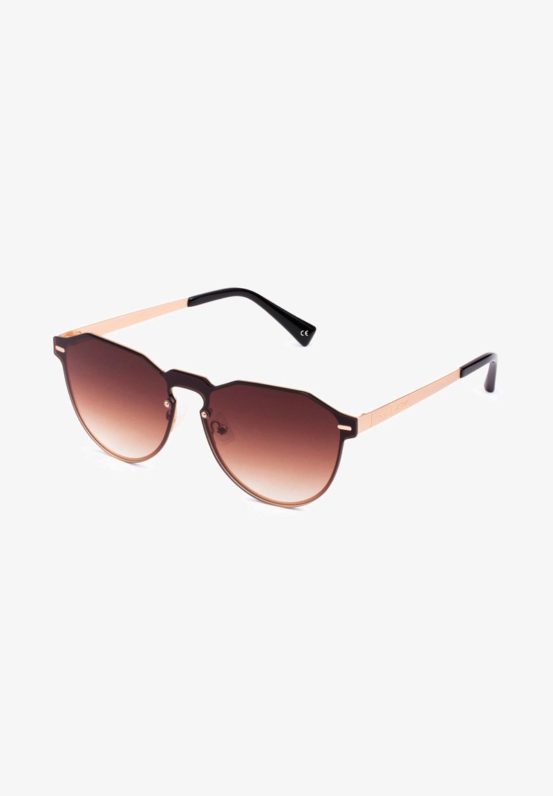 Occhiali da sole rotondi in metallo con lenti sfumate marroni, montatura nera e sottili bracci in oro rosa, caratterizzati da dettagli angolari e un design elegante.