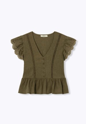 Blouse vert olive avec col en V, boutonnage devant, lignes verticales en dentelle, manches bouffantes ajourées et ourlet froncé.