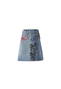 Falda de mezclilla en azul claro con cintura alta y forma acampanada. Presenta un logo bordado en rojo y un intrincado bordado de dragón negro en el lateral.