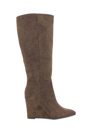 Bota de cuña de ante marrón, hasta la rodilla, con punta afilada y detalles de costura a lo largo del caña y el tacón.