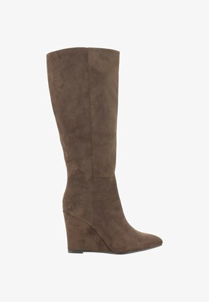 Bota de cuña de ante marrón, hasta la rodilla, con punta afilada y detalles de costura a lo largo del caña y el tacón.