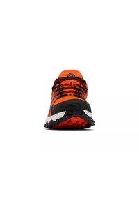 Orange und schwarze Sportschuhe mit einem atmungsaktiven Mesh-Obermaterial, einer stabilen schwarzen Sohle mit roten Akzenten und einem Zickzack-Profil.