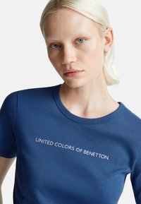 United Colors of Benetton WITH GLITTER PRINT LOGO - Triko s potiskem - blue