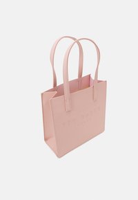Lys rosa tote bag laget av glatt syntetisk materiale, med doble håndtak og preget merkevare på forsiden. Enkelt rektangulært design.
