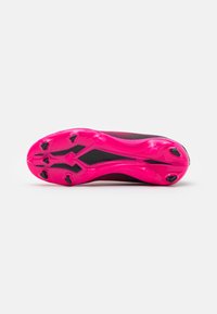 Scarpone da calcio con una parte superiore nera texture. L'intersuola rosa vivace presenta sei tacchetti per un'ottima trazione, progettata per prestazioni ottimali.