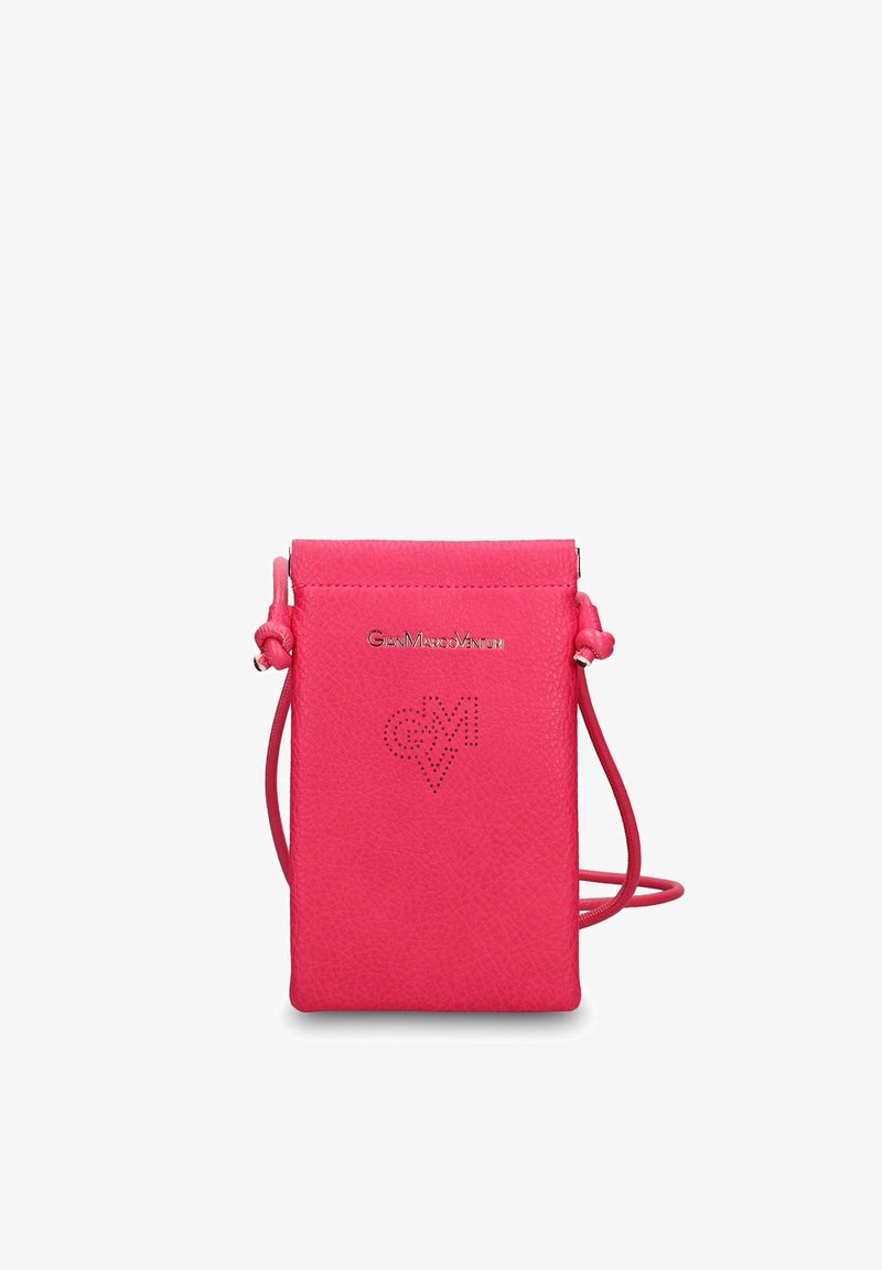 Sac bandoulière en cuir rose vif avec une fine sangle, logo argenté "GianMarcoVenturi" et motif perforé en forme de cœur "GMV" sur le devant.