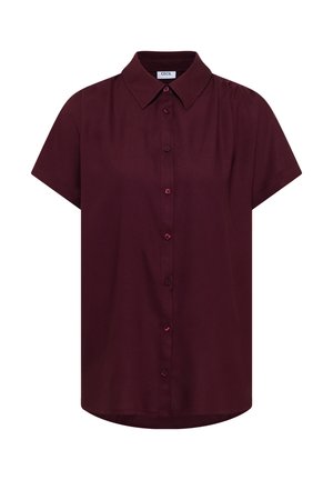 Blouse bordeaux à manches courtes avec col, sept boutons, coupe décontractée et légère plissure près des épaules.