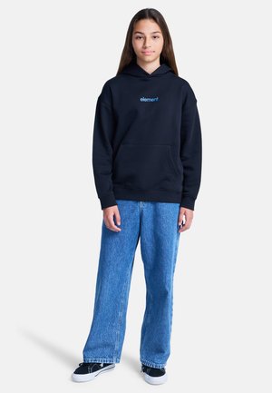 Sweat à capuche noir avec logo "element" en bleu, associé à un jean en denim bleu coupe ample et des baskets noires. Design minimaliste, tissu texturé.