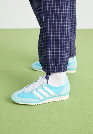 Trainers - light green