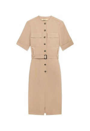 Beige knælang kjole med korte ærmer, knapper foran, to brystlommer med klapper og et matchende bælte med rektangulært spænde.