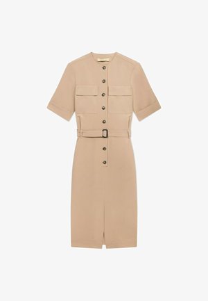 Beige knælang kjole med korte ærmer, knapper foran, to brystlommer med klapper og et matchende bælte med rektangulært spænde.