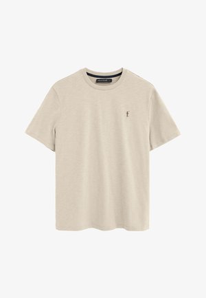 Beżowy t-shirt z krótkim rękawem i okrągłym dekoltem, z małym bordowym logo gracza polo na lewej piersi oraz czarną metką na wewnętrznym kołnierzu.