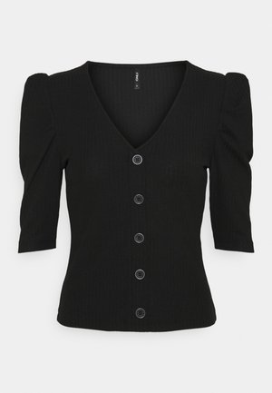 Blouse noire ajustée avec manches courtes bouffantes, col en V et cinq boutons alignés verticalement sur le devant.
