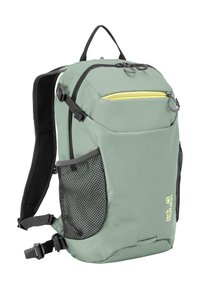 Groene rugzak met zwarte zijkanten van gaas, gele rits aan het voorvak, gevoerde verstelbare banden en bovenste draaghandgreep.