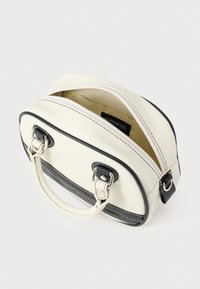 Geantă albă din piele ecologică cu accente negre, formă rotunjită, mânere duble și închidere cu fermoar. Interior captusit cu material bej.