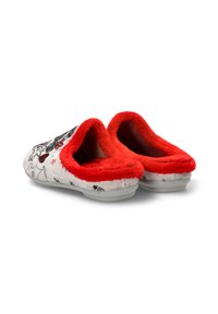 Par de zapatillas grises y blancas de tipo slip-on con forro de felpa roja y patrones de perro de dibujos animados y estrellas, vistas desde un ángulo trasero.