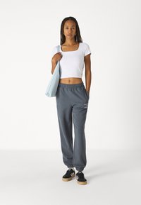 Hollister Co. SEAMLESS DOUBLE SQUARE - Základné tričko - bright white