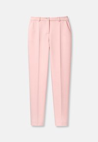 Pantaloni rosa chiaro realizzati in tessuto morbido con una vestibilità su misura, dotati di chiusura con bottone, due tasche laterali e una piega sul davanti.