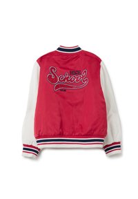 Rote Bomberjacke mit weißen Ärmeln, auf dem Rücken mit dekorativer Schrift "HIGH School" bedruckt, sowie gerippten navyblauen und weißen Bündchen und Kragen.
