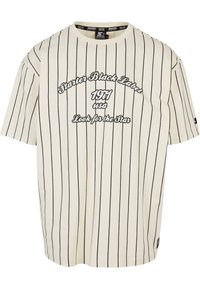 Creme kortærmet t-shirt med sorte lodrette striber. Har grafisk tekst på forsiden, rund halsudskæring og en afslappet pasform.