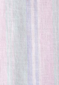Fils de tissu de couleur pastel tissés étroitement, créant des rayures verticales dans des tons rose, bleu, vert et blanc avec un motif texturé.
