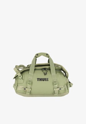 Groene duffelbag met meerdere banden, een stevige rits en een buitenzak. Bevat het Thule-logo dat prominent wordt weergegeven. Textuur stof.