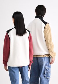 Tommy Jeans BADGE VEST UNISEX - Liemenė - ancient white