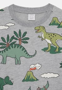 Grauer Baumwollpullover mit Dinosauriermustern, Palmen, einem Vulkan und Wolken in grünen, braunen und roten Farben. Runder Halsausschnitt.