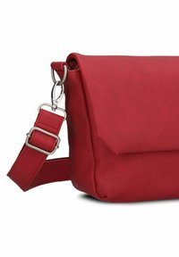 Borsa a tracolla rossa in pelle con chiusura a patta, tracolla regolabile e accessori in tonalità argento. Texture liscia e forma strutturata.