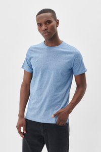 T-shirt bleu chiné à manches courtes, design col rond, tissu léger avec une texture lisse, associé à un jean noir.