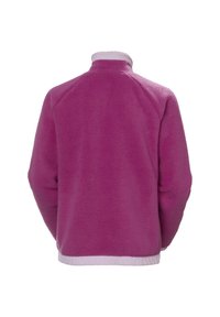 Chaqueta de forro polar en rosa vibrante con un cuello alto, que presenta un dobladillo blanco y liso. Material texturizado y suave con mangas raglán para mayor comodidad de movimiento.