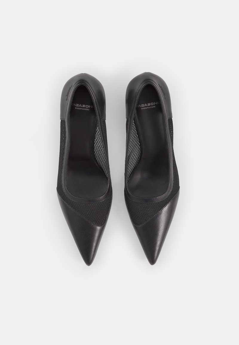 Schwarze High Heels mit spitzem Zehenbereich, ausgestattet mit einem glatten Leder-Obermaterial und Netzdetails an den Seiten für Atmungsaktivität.