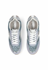 Paire de baskets à motifs floraux bleu clair et gris avec des lacets blancs et des accents argentés, vue de dessus sur un fond blanc.