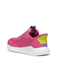 Sneaker rosa con tomaia in mesh traspirante, suola bianca, dettagli viola e gialli, e colletto imbottito per il comfort.