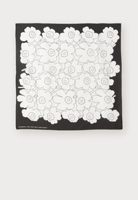 Sciarpa nera con un motivo ripetuto di fiori contornati in bianco con centri circolari. Tessuto morbido, forma quadrata.