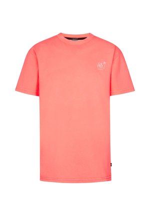 Koraalroze t-shirt met korte mouwen, ronde hals en kleine witte tekst "LA PAZ" met een palmboomgrafiek op de linkerborst.