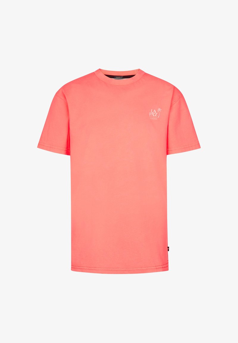 T-shirt corail rose à manches courtes avec col rond, petit texte blanc "LA PAZ" et motif de palmier sur le côté gauche de la poitrine.