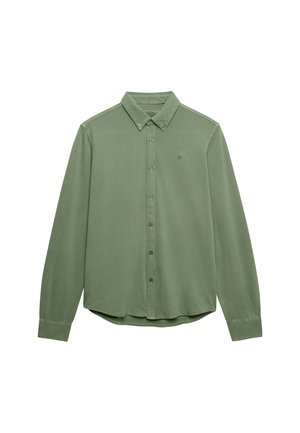 Olijfgroene blouse met lange mouwen, knoopsluiting en knoopkraag, met een subtiel borstlogo, weergegeven op een witte achtergrond.