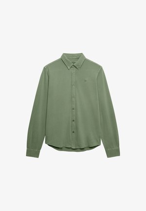 Długa oliwkowozielona koszula z guzikami, z kołnierzykiem na guziki i subtelnym logo na piersi, przedstawiona na białym tle.