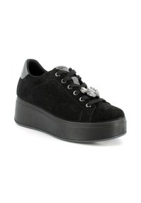 Sneaker in suede nero con una spessa suola piatta nera, punta rotonda, design con lacci, occhielli in metallo e un dettaglio decorativo in argento.