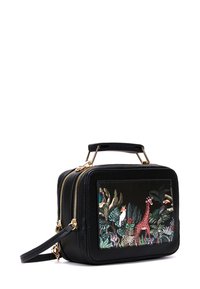 Borsa in pelle nera con finiture dorate, caratterizzata da un ricamo colorato di animali e fogliame sulla parte anteriore. Doppia cerniera e tracolla removibile.