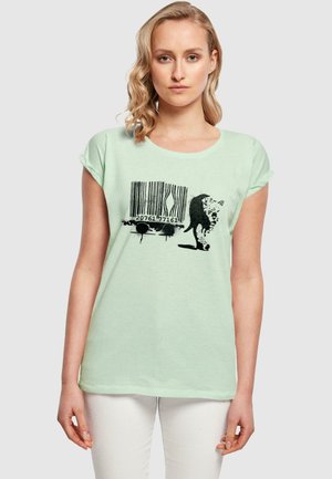Lysegrøn t-shirt med opsmøgede ærmer, der har et sort stregkode-design og dyregrafik. Lavet af blødt stof med en afslappet pasform.