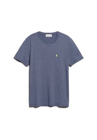 T-shirt in cotone blu navy con scollatura rotonda e maniche corte, caratterizzata da un piccolo logo a nastro giallo sulla parte sinistra del petto.