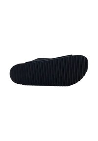 Suola di sandalo in gomma nera con righe prominenti, forma piatta e una leggera curvatura verso l'alto nella punta. Design minimalista senza decorazioni.