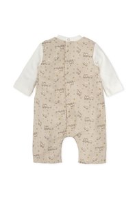 Pelele beige para bebé con una sección superior de manga larga blanca. La parte inferior presenta un divertido estampado de vehículos y estrellas, con cierre de botones a presión.
