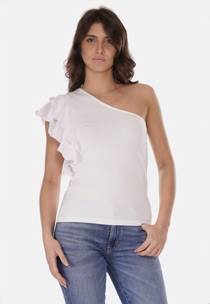 Top bianco a spalla unica con dettagli arricciati, realizzato in tessuto morbido; abbinato a jeans blu per un look casual.