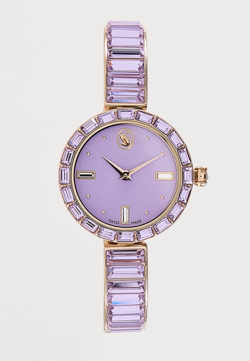 Cadran de montre rond violet avec aiguilles et index dorés, entouré de pierres précieuses violettes rectangulaires sur la lunette et les maillons du bracelet.