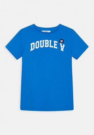 Blå kortærmet t-shirt med hvid tekst "DOUBLE A" buet over brystet og et lille mørkt rundt mærke med hvid "W" på bogstavet A.