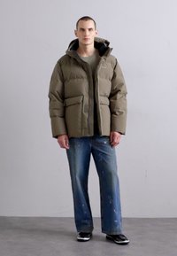 Holzweiler DOVRE JACKET - Jachetă cu puf - taupe