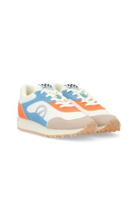 Scarpe sportive con una parte superiore in rete bianca, accenti blu e arancioni, sovrapposizioni in suede beige e una suola in gomma testurizzata per una presa migliore.